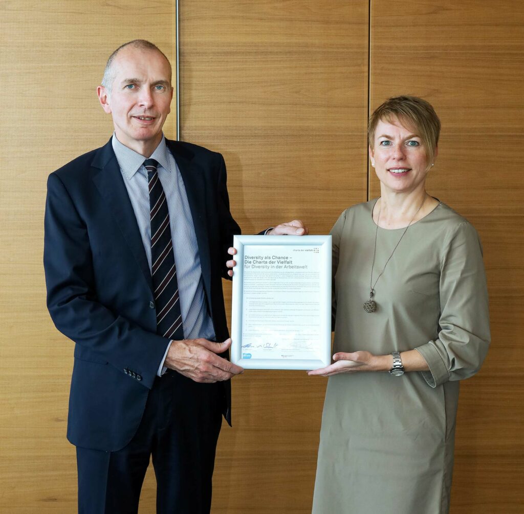 Dr. Andreas Eurich und Carola Schroeder mit der unterzeichneten Charta der Vielfalt